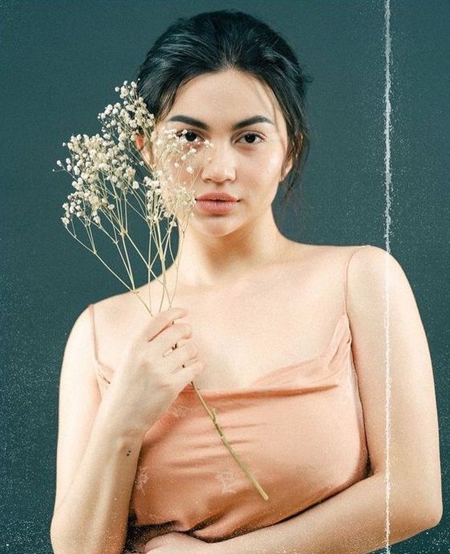 Ariel Tatum tampak cantik memesona dengan balutan tanktop berwarna senada dengan kulitnya. Riasan wajah natural dan minimalis yang dikenakannya semakin membuat penampilannya kian menawan. Foto: instagram.com/arieltatum