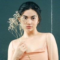 Ariel Tatum tampak cantik memesona dengan balutan tanktop berwarna senada dengan kulitnya. Riasan wajah natural dan minimalis yang dikenakannya semakin membuat penampilannya kian menawan. Foto: instagram.com/arieltatum