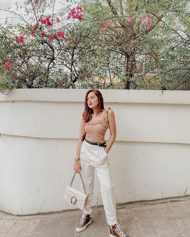 Salshabilla Adriani memilih untuk memadukan atasan berwarna senada dengan kulitnya dengan celana panjang berwarna putih. Untuk mempercantik tampilannya, Salshabilla menambahkan ikat pinggang berwarna hitam. Foto: instagram.com/salshabillaadr