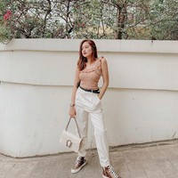 Salshabilla Adriani memilih untuk memadukan atasan berwarna senada dengan kulitnya dengan celana panjang berwarna putih. Untuk mempercantik tampilannya, Salshabilla menambahkan ikat pinggang berwarna hitam. Foto: instagram.com/salshabillaadr