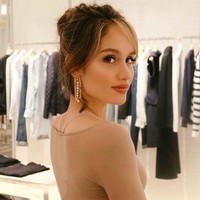 Dalam foto ini Cinta Laura tampak mengenakan baju crop top lengan panjang yang memiliki warna senada dengan kulitnya. Penampilannya itu dilengkapi dengan aksesori berupa anting yang tampak menjuntai dari telinganya. Foto: instagram.com/claurakiehl