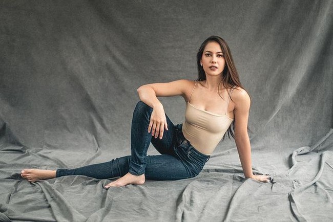 Memiliki paras blasteran yang cantik, tak heran jika Pevita Pearce banyak dikagumi oleh para kaum adam. Ini gaya Pevita saat memadukan celana jeans dengan tanktop warna kulit. Jadi pengin lihat dua kali kan? Foto: instagram.com/pevpearce