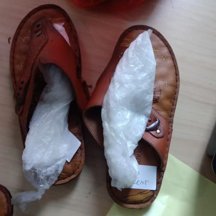 Selundupkan Sabu dalam Sandal