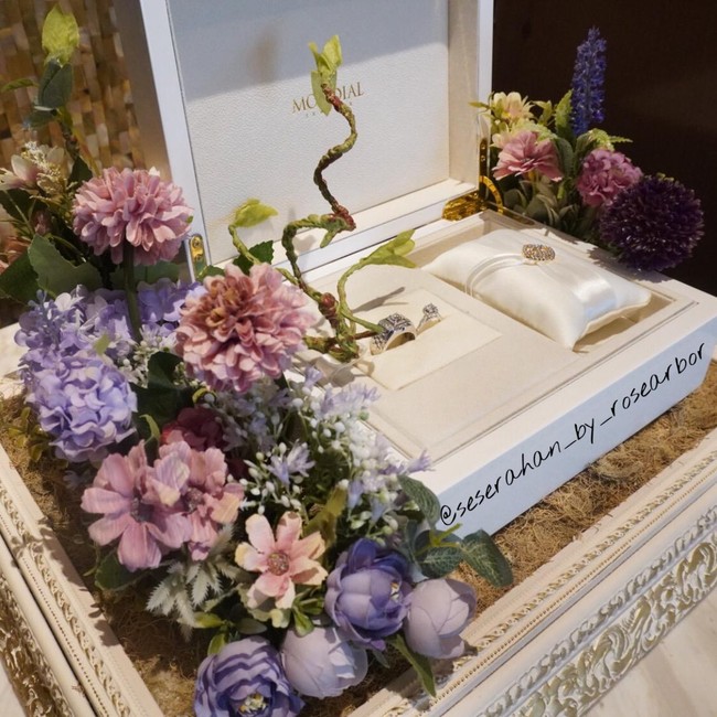 Inilah penampakan cincin pertunangan Atta Halilintar dan Aurel Hermansyah. Tampak kotak seserahan dipermanis dengan dekorasi bernuansa bunga. (Foto: Dok. Seserahan Rosearbor)