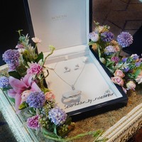 Sebuah koleksi perhiasan custom-made Miss Mondial menjadi persembahan spesial Atta Halilintar untuk Aurel Hermansyah. Ada kalung berlian, anting dan gelang. (Foto: Dok. Seserahan Rosearbor)