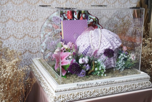Tidak ketinggalan seperangkat alat salat, seperti mukena, sajadah, tasbih dan Quran. Semuanya hadir dalam warna lilac. Dita mengungkapkan semua seserahan Aurel Hermansyah dan Atta Halilintar dibuat dalam waktu yang cukup singkat. Hanya enam jam, katanya. (Foto: Dok. Seserahan Rosearbor)