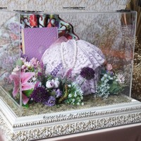 Tidak ketinggalan seperangkat alat salat, seperti mukena, sajadah, tasbih dan Quran. Semuanya hadir dalam warna lilac. Dita mengungkapkan semua seserahan Aurel Hermansyah dan Atta Halilintar dibuat dalam waktu yang cukup singkat. Hanya enam jam, katanya. (Foto: Dok. Seserahan Rosearbor)