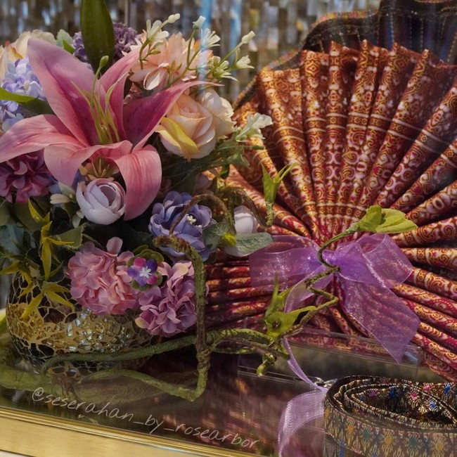 Dalam seserahan kali ini , juga ada kotak seserahan yang berisi tukar tando, dalam adat istiadat Padang tukar tando artinya bertukar buah tangan berdasarkan adat istiadat yang berlaku di daerah masing-masing. Kali ini, pihak Atta memberikan songket, yang dibalas dengan kain batik, kata Dita. (Foto: Dok. Seserahan Rosearbor)