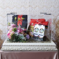 Isinya pun beragam, mulai dari produk kecantikan dan fashion, hingga kudapan keripik singkong dagangan Atta. Seperti diketahui, Atta Halilintar memanfaatkan kesuksesannnya sebagai YouTuber untuk melebarkan sayap di dunia wirausaha. Mas Atta memberikan produk-produk unik seperti Ahsiaaap snack, madu Roh by AHA, kata Dita. (Foto: Dok. Rose Arbor Seserahan)