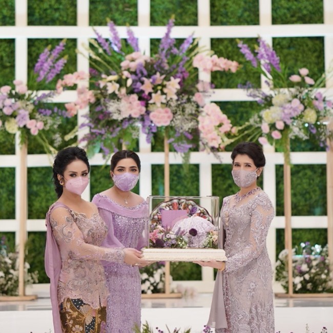 Seserahan lamaran Aurel Hermansyah dan Atta Halilintar ditangani oleh Rose Arbor Seserahan yang juga pernah terlibat di pernikahan putri Presiden RI Joko Widodo, Kahiyang Ayu, dan beberapa selebriti ternama Tanah Air. Dita, sang pemilik, mengatakan, sejoli tersebut memilih lilac atau ungu violet pucat, sebagai warna utama. (Foto: Dok. Rose Arbor Seserahan)