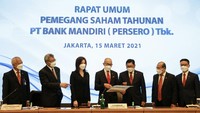 Direktur Kepatuhan & SDM Agus DH, Komisaris Independen Boedi Armanto, mantan Komisaris Ardan Adiperdana, Wadirut Alexandra Askandar, Komisaris Utama Bank Mandiri M.  Chatib Basri, Direktur Utama Bank Mandiri Darmawan Junaidi, Wakil Komut Andrinof A. Chaniago, Direktur Manajemen Risiko Ahmad Siddik Badruddin dan Direktur Keuangan & Strategi Sigit Prastowo saat pembukaan RUPS Tahunan Bank Mandiri 2021 di Jakarta, Senin (15/3). 