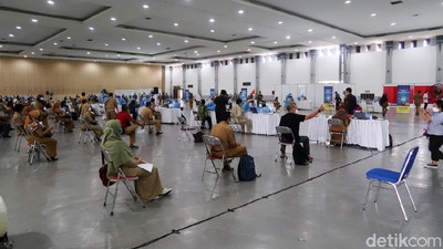 Suasana Vaksinasi ASN yang Sempat Picu Kerumunan di Yogya