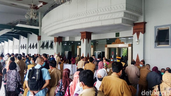 Pemerintah Daerah Istimewa Yogyakarta (Pemda DIY) mulai melaksanakan vaksinasi Corona massal untuk Aparatur Sipil Negara (ASN) di Jogja Expo Center (JEC). Kegiatan yang dimulai hari ini hingga tanggal 19 Maret 2021 sempat diwarnai kerumunan antrean.