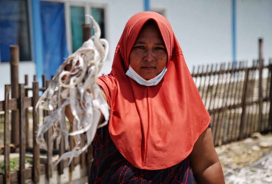 Tak hanya melaut, perempuan nelayan yang ada di pesisir Kabupaten Demak punya cara sendiri untuk menghasilkan pundi-pundi uang.