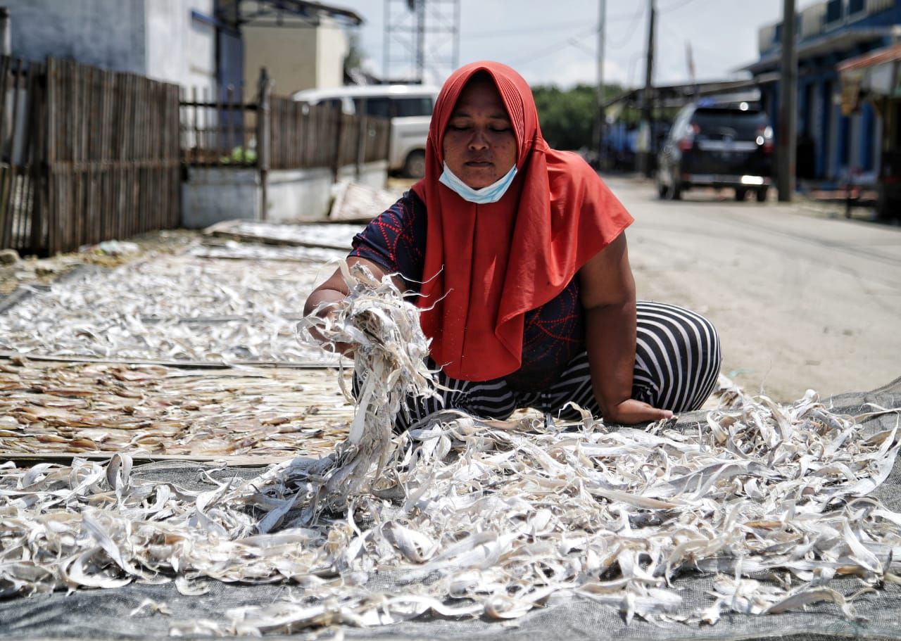 Tak hanya melaut, perempuan nelayan yang ada di pesisir Kabupaten Demak punya cara sendiri untuk menghasilkan pundi-pundi uang.