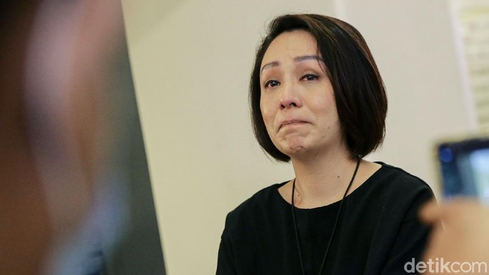 Tangis Istri Dirut Taspen yang Alami KDRT Isteri Direktur Utama Taspen Antonius Nicholas Stephanus Kosasih, Rina Lauwy Kosasih terlihat meneteskan air mata usai jalani pemeriksaan di Polda Metro Jaya.