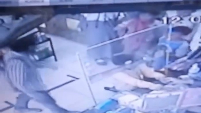 Tangkapan layar pria pukul bocah di minimarket di Jakpus. Foto tangkapan layar video viral.