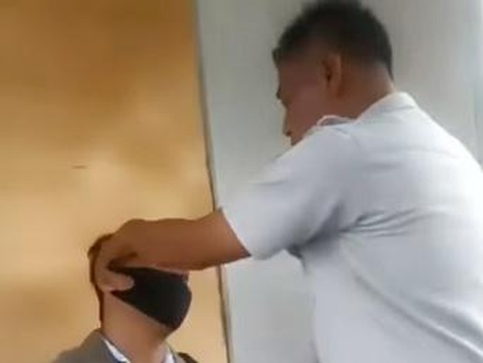 Tangkapan layar video viral petugas Dishub di Soppeng Sulsel menampar warga (dok. Istimewa).