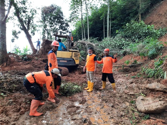 Tebing longsor tutup jalan di Karanganyar, Senin (15/3/2021).
