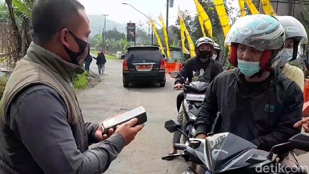 Mulai hari Senin (15/3/2021) Pemkab Tegal, Jawa Tengah, mulai memberlakukan sistem pembayaran non tunai untuk masuk obyek wisata alam Guci. Wisatawan tidak perlu lagi mengeluarkan uang tunia, cukup menggunakan QR Code atau QRIS.