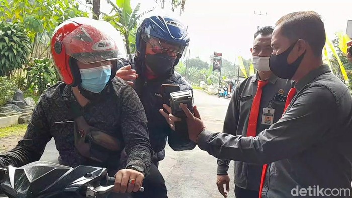 Mulai hari Senin (15/3/2021) Pemkab Tegal, Jawa Tengah, mulai memberlakukan sistem pembayaran non tunai untuk masuk obyek wisata alam Guci. Wisatawan tidak perlu lagi mengeluarkan uang tunia, cukup menggunakan QR Code atau QRIS.