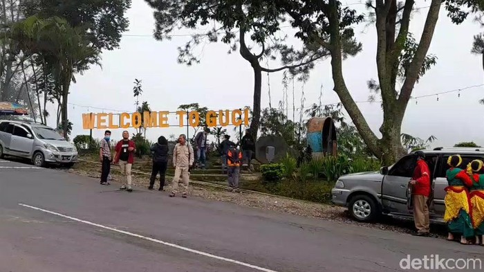 Mulai hari Senin (15/3/2021) Pemkab Tegal, Jawa Tengah, mulai memberlakukan sistem pembayaran non tunai untuk masuk obyek wisata alam Guci. Wisatawan tidak perlu lagi mengeluarkan uang tunia, cukup menggunakan QR Code atau QRIS.
