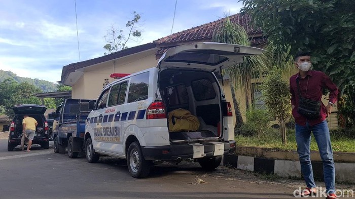 Tulang tengkorak manusia yang ditemukan warga dibawa ke Polres Sukabumi.