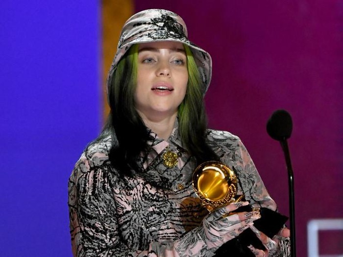 LOS ANGELES, CALIFORNIA - MARCH 14: Billie Eilish accepts the Record of the Year award for Everything I Wanted onstage during the 63rd Annual GRAMMY Awards at Los Angeles Convention Center on March 14, 2021 in Los Angeles, California.   Kevin Winter/Getty Images for The Recording Academy/AFP (Photo by KEVIN WINTER / GETTY IMAGES NORTH AMERICA / Getty Images via AFP)