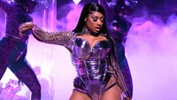 Megan Thee Stallion tak mau kalah tampil seksi dengan busana bernuansa senada. (Foto: Getty Images via AFP/KEVIN WINTER)  
