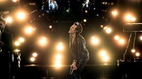 Busana Harry Styles di Grammy kali ini terinspirasi dari Elton John. (Foto: Getty Images via AFP/KEVIN WINTER) 