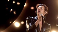 Mick Jagger pun disebut Harry sebagai salah satu panutan buat penampilannya kali ini. (Foto: Getty Images via AFP/KEVIN WINTER) 