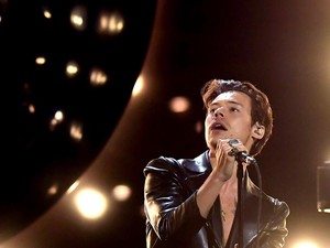 Harry Styles Bicara Seks dan Hidup Minim Privasi Sejak Era One Direction