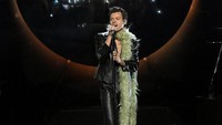 Tidak sendirian di panggung, Harry Styles tampil bersama para penyanyi latar dan band. (Foto: Getty Images via AFP/KEVIN WINTER) 