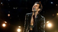 Dalam gelaran Grammy Awards 2021 ini, Harry Styles juga membawa pulang piala Grammy pertamanya buat Best Pop Solo Performance untuk lagu Watermelon Sugar. (Foto: Getty Images via AFP/KEVIN WINTER)