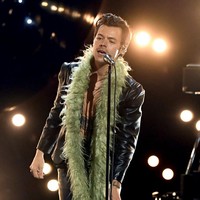 Harry Styles terpaksa menghentikan konsernya di Los Angeles pada 2019, karena melihat ada satu orang yang tampak kurang sehat. Dia lalu bertanya apakah penonton tersebut baik-baik saja. Begitu tahu bahwa fans-nya bermasalah, personil One Direction itu berkata bahwa bantuan sedang menuju ke sana dan meminta penonton lain menyingkir agar paramedis bisa menolongnya. Foto: Getty Images via AFP/KEVIN WINTER