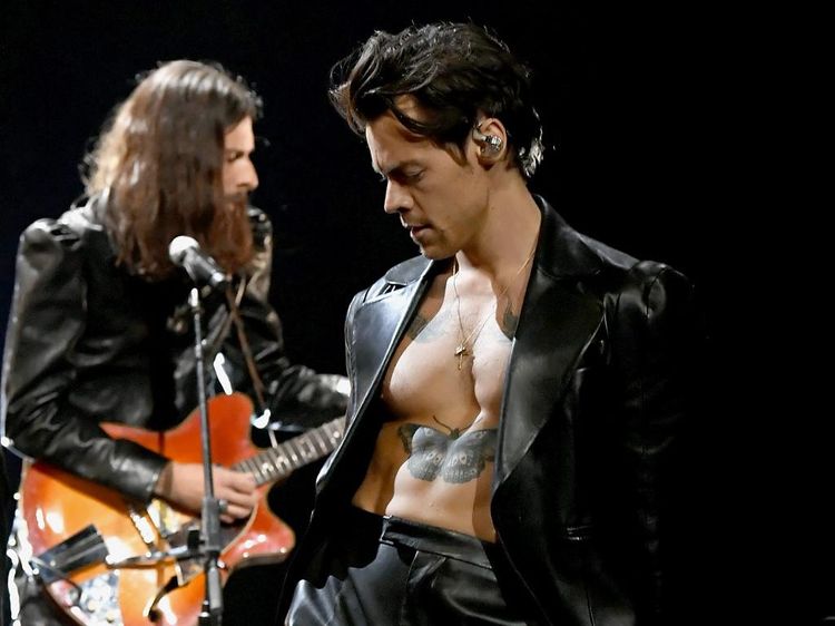 Debut Harry Styles di Grammy Awards 2021 yang Penuh Gaya