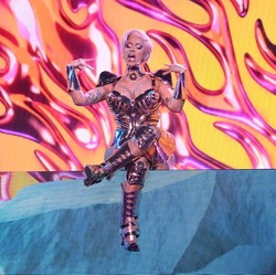 Cardi B Jatuh Saat Konser Little Miss Drama di Las Vegas