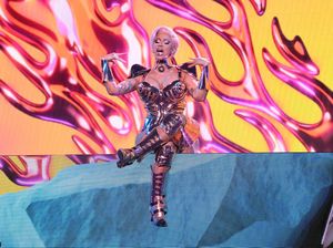 Cardi B Jatuh Saat Konser Little Miss Drama di Las Vegas