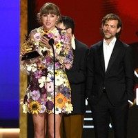Nuansa bunga juga jadi pilihan Taylor Swift untuk tampil di red carpet Grammy Awards. Peraih penghargaan Album of the Year ini tampil ultra-feminin dengan mini dress floral dari Oscar de la Renta. Foto: Getty Images via AFP/KEVIN WINTER