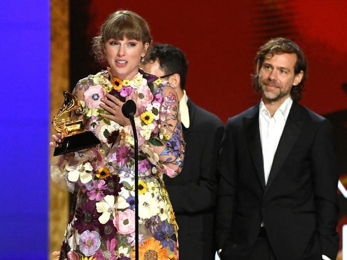 LOS ANGELES, CALIFORNIA - MARCH 14: (L-R) Laura Sisk, Taylor Swift, Jack Antonoff, Jonathan Low and Aaron Dessner accept the Album of the Year award for Folklore onstage during the 63rd Annual GRAMMY Awards at Los Angeles Convention Center on March 14, 2021 in Los Angeles, California.   Kevin Winter/Getty Images for The Recording Academy/AFP (Photo by KEVIN WINTER / GETTY IMAGES NORTH AMERICA / Getty Images via AFP)