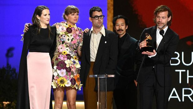 LOS ANGELES, CALIFORNIA - MARCH 14: (L-R) Laura Sisk, Taylor Swift, Jack Antonoff, Jonathan Low and Aaron Dessner accept the Album of the Year award for Folklore onstage during the 63rd Annual GRAMMY Awards at Los Angeles Convention Center on March 14, 2021 in Los Angeles, California.   Kevin Winter/Getty Images for The Recording Academy/AFP (Photo by KEVIN WINTER / GETTY IMAGES NORTH AMERICA / Getty Images via AFP)