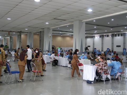 Vaksinasi Corona untuk PNS di Yogyakarta, di JEC, Bantul, Senin (15/3/2021).