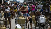 Warga antre panjang untuk mendapatkan gas murah dari Petrobrás Oil Tankers Union di favela Vila Vintem di Rio de Janeiro, Brasil.  