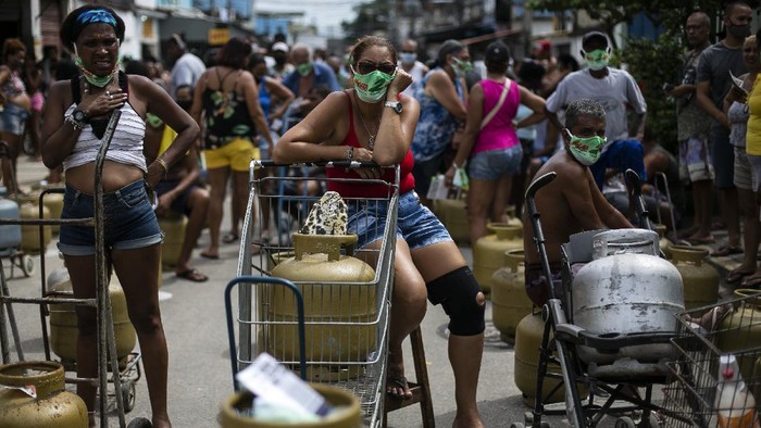 Warga Brasil Antre Panjang Berburu Gas Murah Rows of cooking gas stand in the street where they were placed to keep people's place in line to buy low-cost fuel from the Petrobrás Oil Tankers Union in the Vila Vintem favela of Rio de Janeiro, Brazil, Friday, March 12, 2021. The event was part of a solidarity campaign marking The National Day of Struggles in Defense of State-owned Companies. (AP Photo/Bruna Prado)