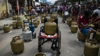 Akibatnya harga gas melonjak naik.  
