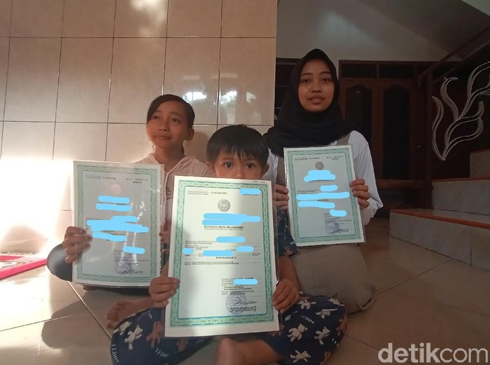 Xenia, Xerena dan Pajero, kakak-adik pemilik nama unik di Kudus, Senin (15/3/2021).