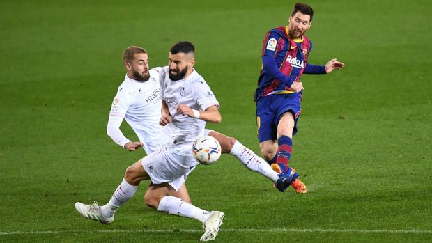 BARCELONA, SPAIN - MARCH 15: Lionel Messi of FC Barcelona scores their side's fourth goal during the La Liga Santander match between FC Barcelona and SD Huesca at Camp Nou on March 15, 2021 in Barcelona, Spain. Sporting stadiums around Spain remain under strict restrictions due to the Coronavirus Pandemic as Government social distancing laws prohibit fans inside venues resulting in games being played behind closed doors. (Photo by David Ramos/Getty Images)