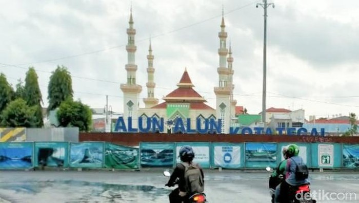 Revitalisasi Alun-alun Kota Tegal yang ditengarai dikorupsi.