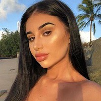 Anna Paul mendulang nama yang besar di media sosial karena kerap pamer sensualitas. Di TikTok, Anna telah mengumpulkan follower sebanyak 1,2 juta sebelum akunnya dihapus oleh TikTok pada awal Februari. Foto: Instagram