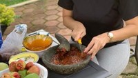 Layaknya wanita Indonesia pada umumnya, Aura Kasih juga hobi ngerujak lho! Momennya saat membuat sambal rujak ia bagikan di Instagram. Buahnya ada mangga dan jambu air. Foto: Instagram @aurakasih